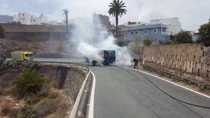 La guagua, envuelta en humos (Foto TA)