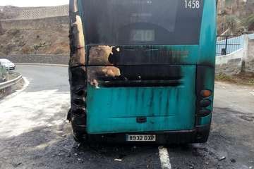  Arde una guagua de Global en Arucas (Foto TA)