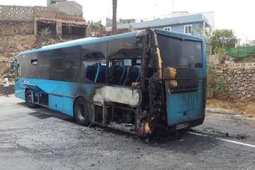  Arde una guagua de Global en Arucas (Foto TA)