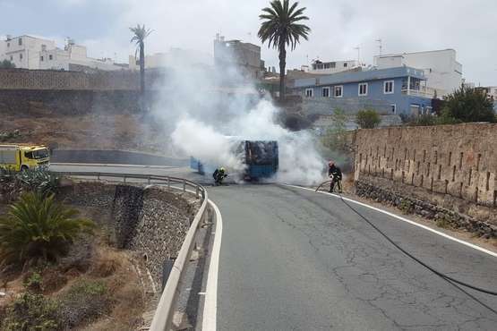  Arde una guagua de Global en Arucas (Foto TA)