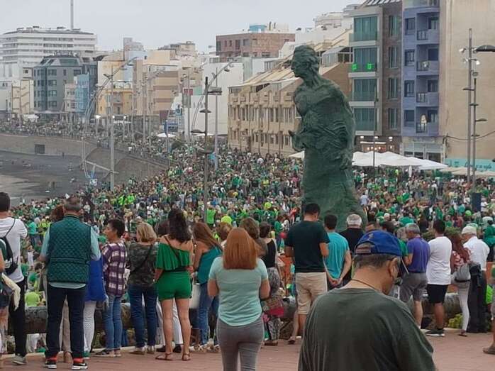 Cadena humana en el paseo de Las Canteras (Foto TA)
