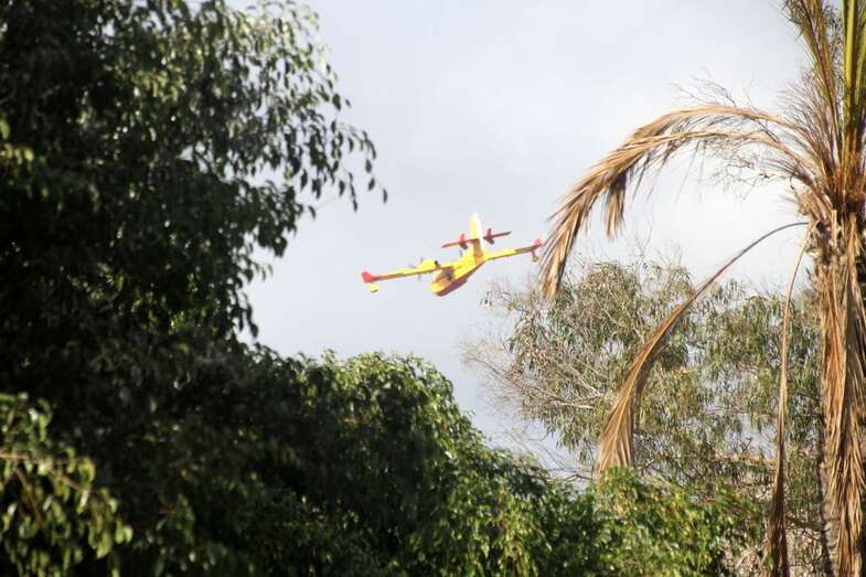 Uno de los medios aéreos que participó en las labores de extinción (Foto TA)