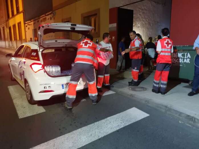 Efectivos de Cruz Roja descarga un vehículo con provisiones para los evacuados (Foto TA)