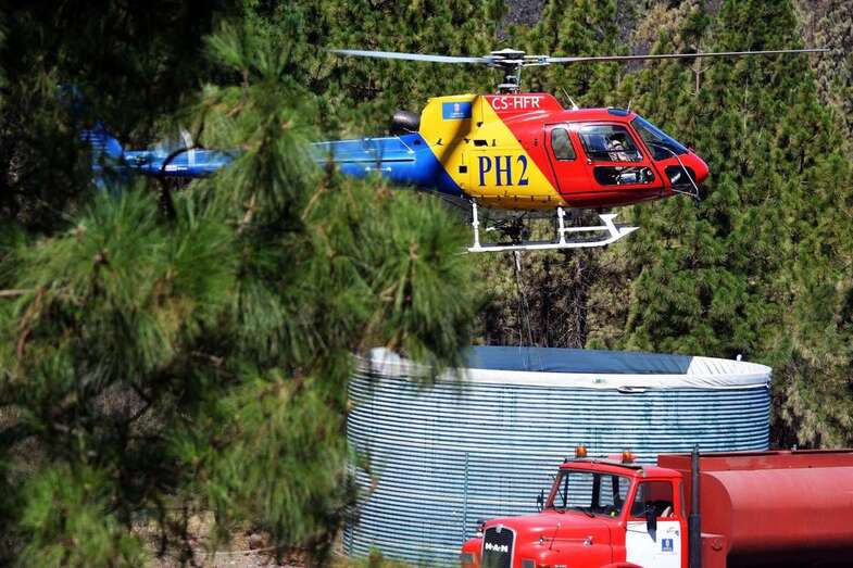 Helicóptero del Cabildo tomando agua en la cumbre grancanaria (Foto TA)
