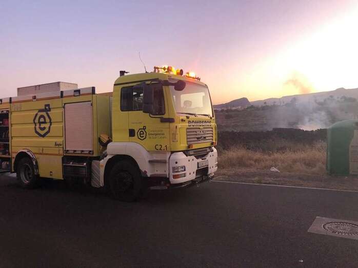 Una unidad de los bomberos en el lugar del incendio (Foto TA)