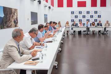 Reunión del Cabildo con representantes de los municipios afectados por los incendios (Foto TA)