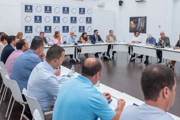 Reunión del Cabildo con representantes de los municipios afectados por los incendios (Foto TA)
