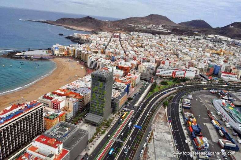 Vista aérea de la avenida marítima de la capital grancanaria (Foto Fotos Aéreas de Canarias)