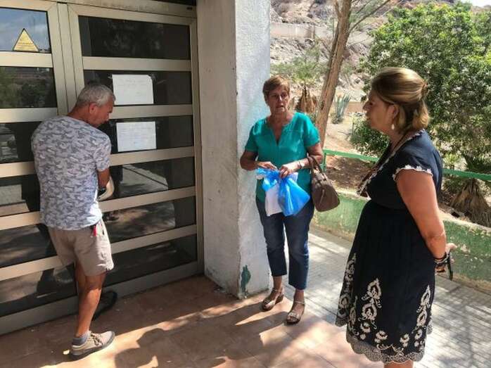 La portavoz del PP, Pepa Luzardo, visitó a los vecinos (Foto TA)
