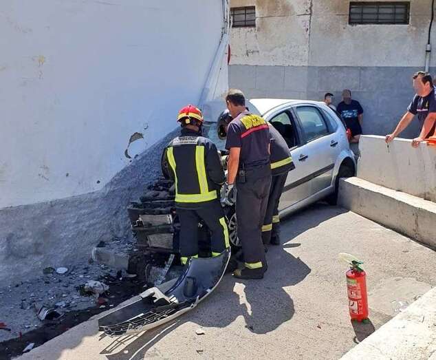 El coche quedó empotrado (Foto TdC)