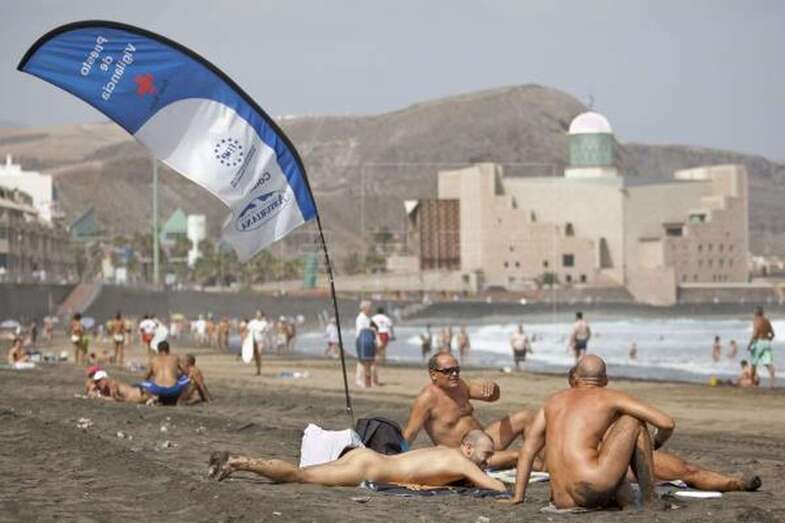 Imagen de archivo de un acto celebrado por Asociación Gran Canaria de Nudismo en la playa de Las Canteras (Foto EFE / Ángel Medina G.)