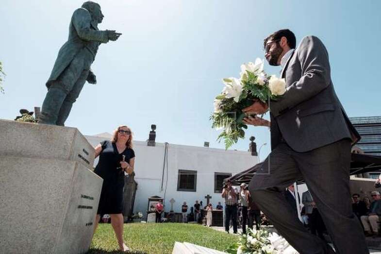La presidenta de la Fundación Internacional Alfredo Kraus, Rosa Kraus (i), en un momento del acto (Foto EFE / Ángel Medina G.)