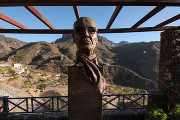 Una escultura del teldense Luis Arencibia Betancor homenajea a Néstor Álamo en Tejeda (Foto TA)