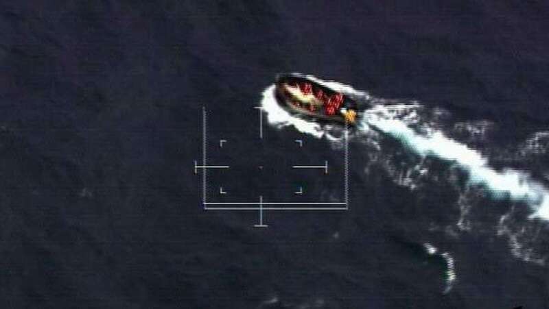 Patera localizada por el SAR al sur de Gran Canaria (Foto TA)