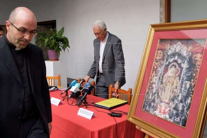 El vicario general de la Diócesis de Canarias, Hipólito Cabrera (d), y el párroco de la Basílica de Nuestra Señora del Pino en Teror, Jorge Martín de la Coba (i) (Foto Efe / Ángel Medina G.)