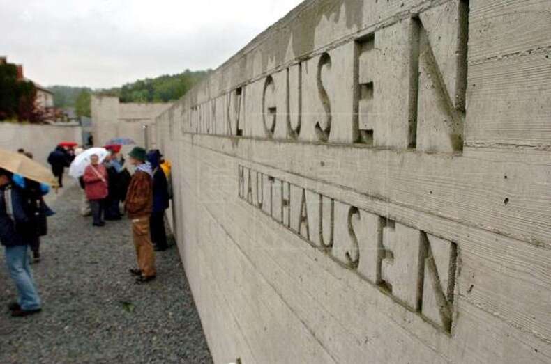 Campo de concentración de Gusen, en Austria, en un homenaje a los miles de prisioneros que murieron allí durante la II Guerra Mundial (Foto Efe / Manuel Bruque)