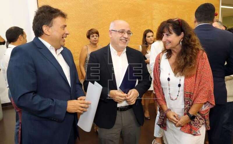 Antonio Morales (c), Luis Ibarra (i) y Concepción Monzón (d) el día de la firma de su acuerdo de gobierno en el Cabildo (Foto Efe / Elvira Urquijo A.)