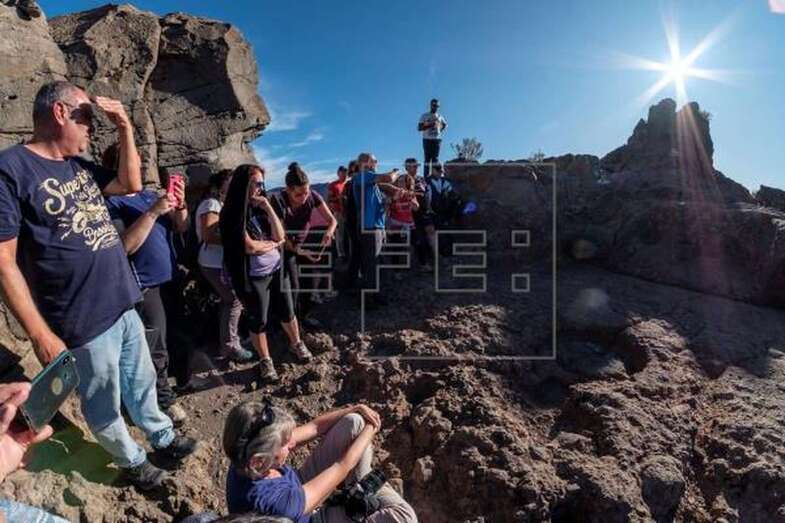 El yacimiento prehispánico del Roque Bentayga marca este fin de semana el inicio del otoño (Foto EFE /Ángel Medina G.)