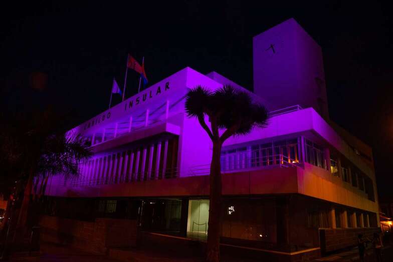 Fachada del Cabildo de Gran Canaria, iluminada de violeta (Foto TA)