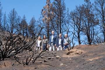 Los Reyes sobrevuelan las zonas devastadas por los incendios de Gran Canaria (Foto TA)