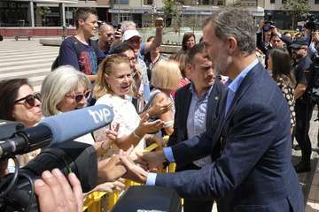 Los Reyes sobrevuelan las zonas devastadas por los incendios de Gran Canaria (Foto TA)