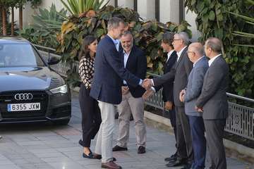 Los Reyes sobrevuelan las zonas devastadas por los incendios de Gran Canaria (Foto TA)