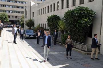 Los Reyes sobrevuelan las zonas devastadas por los incendios de Gran Canaria (Foto TA)