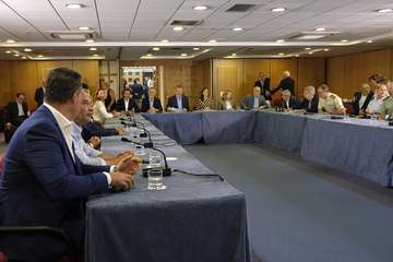 Los Reyes sobrevuelan las zonas devastadas por los incendios de Gran Canaria (Foto TA)