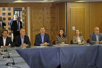 Los Reyes sobrevuelan las zonas devastadas por los incendios de Gran Canaria (Foto TA)