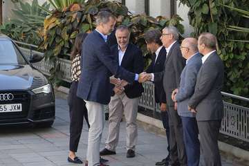 Los Reyes sobrevuelan las zonas devastadas por los incendios de Gran Canaria (Foto TA)