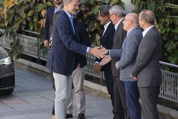 Los Reyes sobrevuelan las zonas devastadas por los incendios de Gran Canaria (Foto TA)