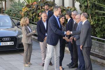 Los Reyes sobrevuelan las zonas devastadas por los incendios de Gran Canaria (Foto TA)