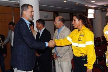 Los Reyes sobrevuelan las zonas devastadas por los incendios de Gran Canaria (Foto TA)