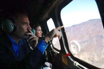 Los Reyes sobrevuelan las zonas devastadas por los incendios de Gran Canaria (Foto TA)