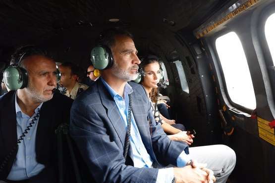 Los Reyes sobrevuelan las zonas devastadas por los incendios de Gran Canaria (Foto TA)