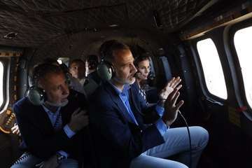 Los Reyes sobrevuelan las zonas devastadas por los incendios de Gran Canaria (Foto TA)