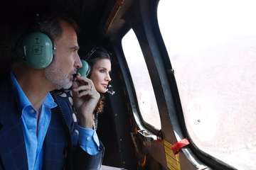 Los Reyes sobrevuelan las zonas devastadas por los incendios de Gran Canaria (Foto TA)