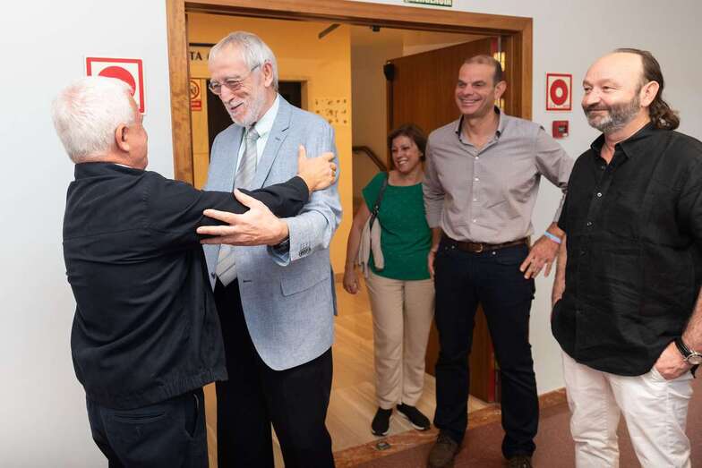 Moncho Ferrer saluda al consejero insular de Solidaridad, Carmelo Ramírez (Foto TA)