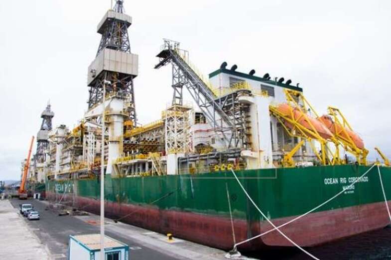 Imagen del Deepwater Corcovado durante los trabajos de reparación en el Puerto de La Luz (Foto EFE)