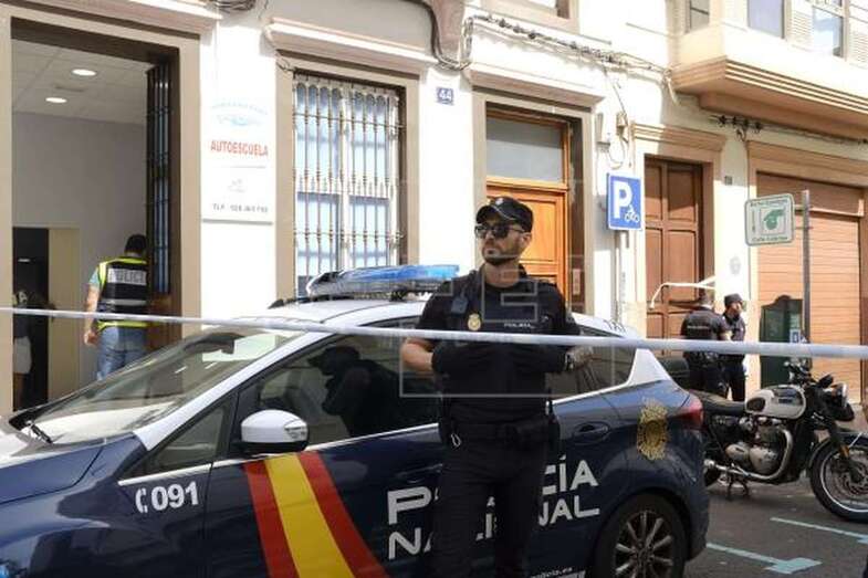 Un policía vigila la entrada al edificio donde este lunes un hombre ha matado a su expareja y, después, se ha suicidado (Foto Efe / Ángel Medina)
