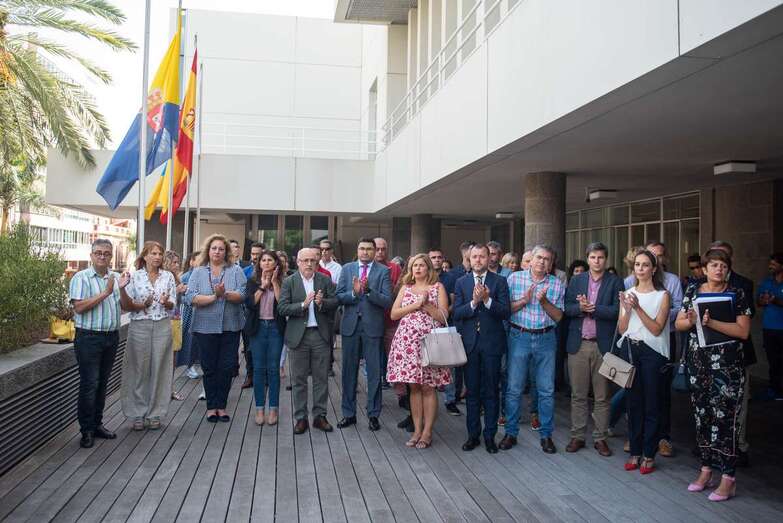 Imagen de la concentración en el Cabildo grancanario (Foto TA)