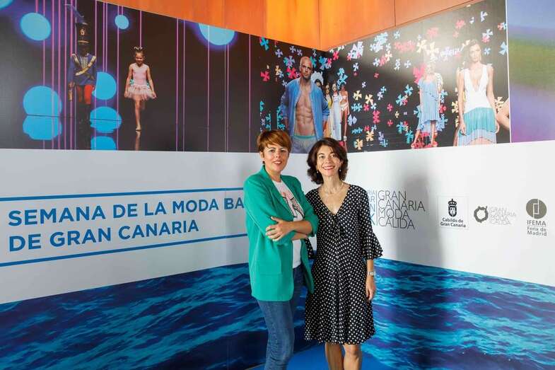 La consejera teldense Minerva Alonso con la directora de la pasarela, Nuria de Miguel (Foto TA)