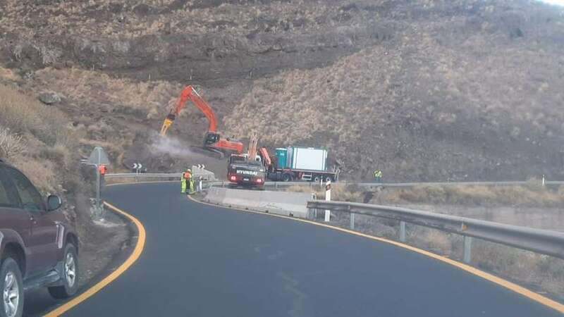 Maquinaria pesada trabajando en el Barranco de Segura, abriendo la boca norte de los túneles de Faneque (Foto TA)