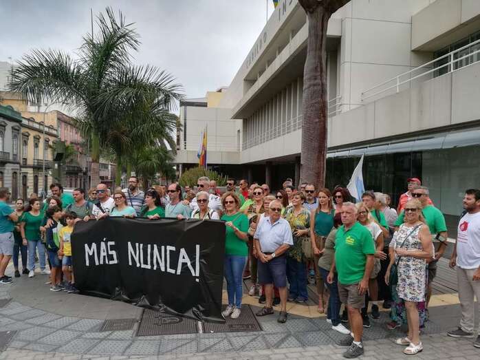 Concentración en la capital ante la Casa Palacio del Cabildo de Gran Canaria (Foto TA)