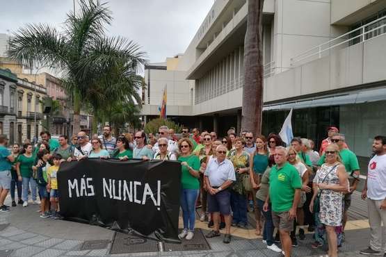  Protesta ciudadana ante el Cabildo para exigir responsabilidades por los incendios (Foto TA)