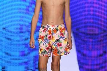 Las creaciones infantiles inundan de color y diversión la pasarela de la Semana de la Moda Baño (Foto TA)