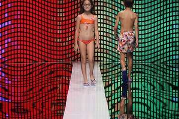 Las creaciones infantiles inundan de color y diversión la pasarela de la Semana de la Moda Baño (Foto TA)