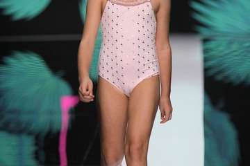 Las creaciones infantiles inundan de color y diversión la pasarela de la Semana de la Moda Baño (Foto TA)