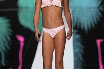 Las creaciones infantiles inundan de color y diversión la pasarela de la Semana de la Moda Baño (Foto TA)