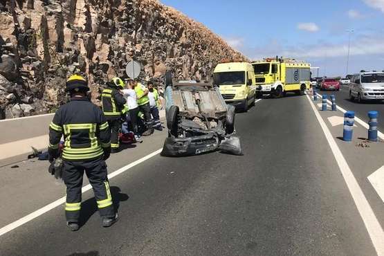 Tres heridos, uno de ellos grave, por el vuelco de un vehículo en la GC-1 (Foto TA)